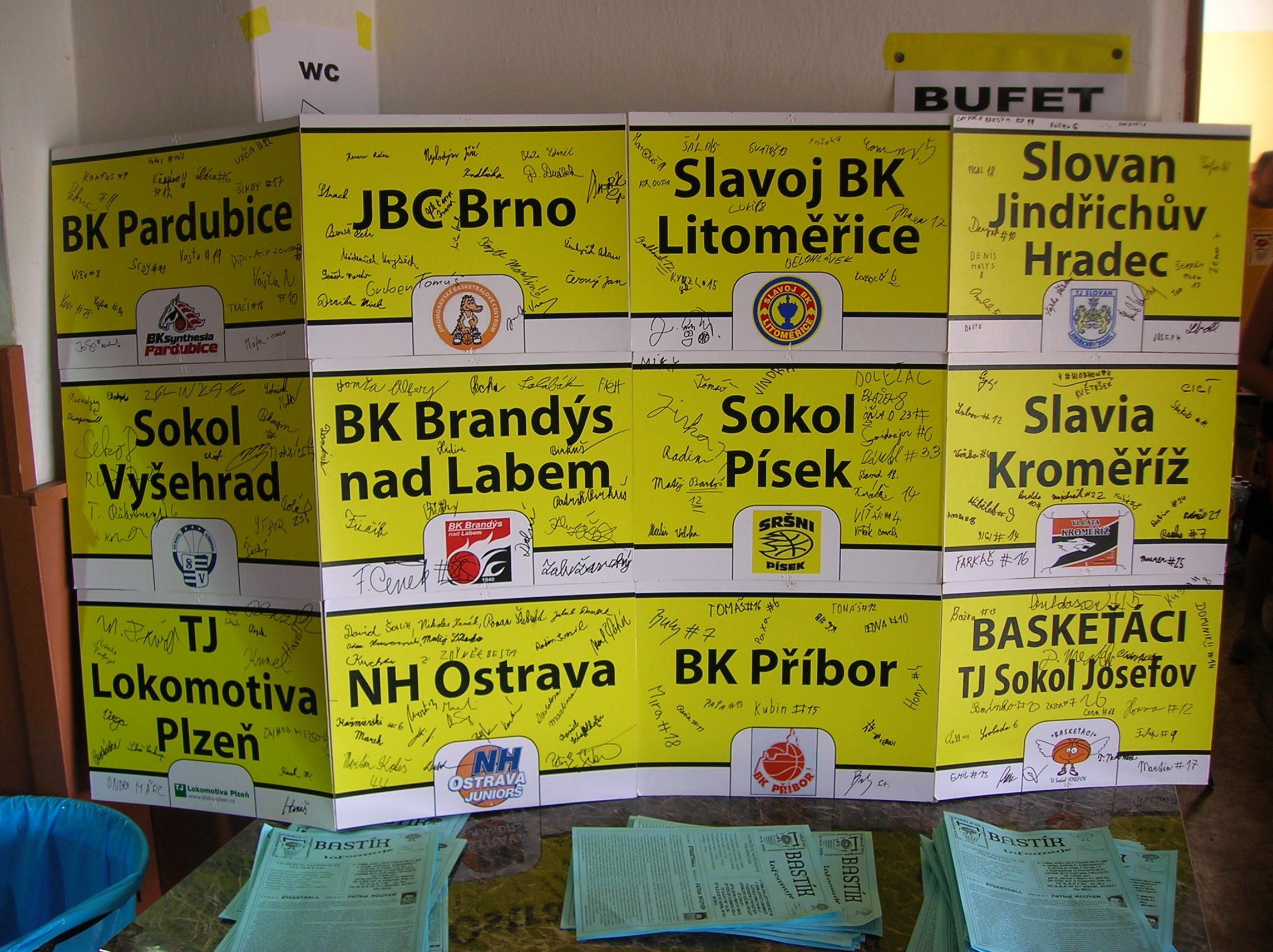 podpis všech týmů.jpg